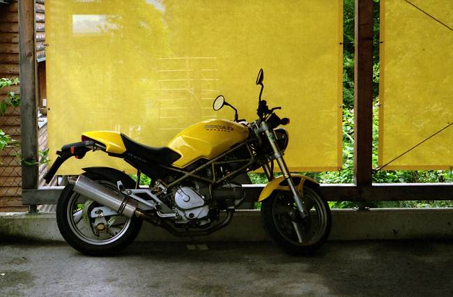Ducati jaune